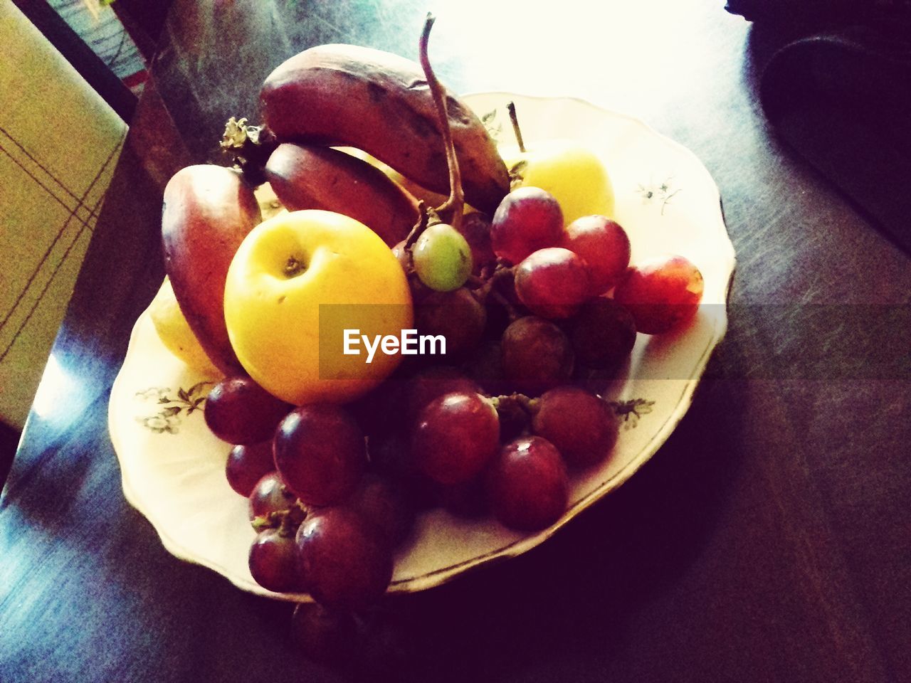 HIGH ANGLE VIEW OF FRUITS IN PLATE