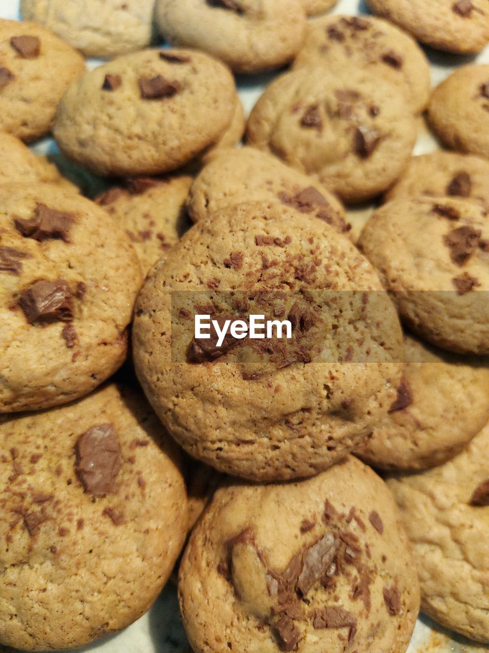FULL FRAME SHOT OF CHOCOLATE COOKIES