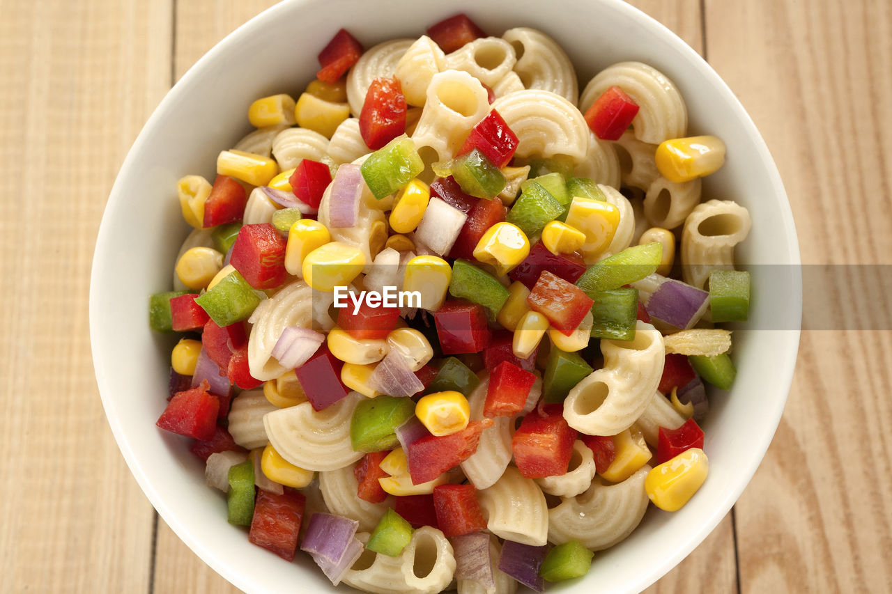 CLOSE-UP OF SALAD IN BOWL