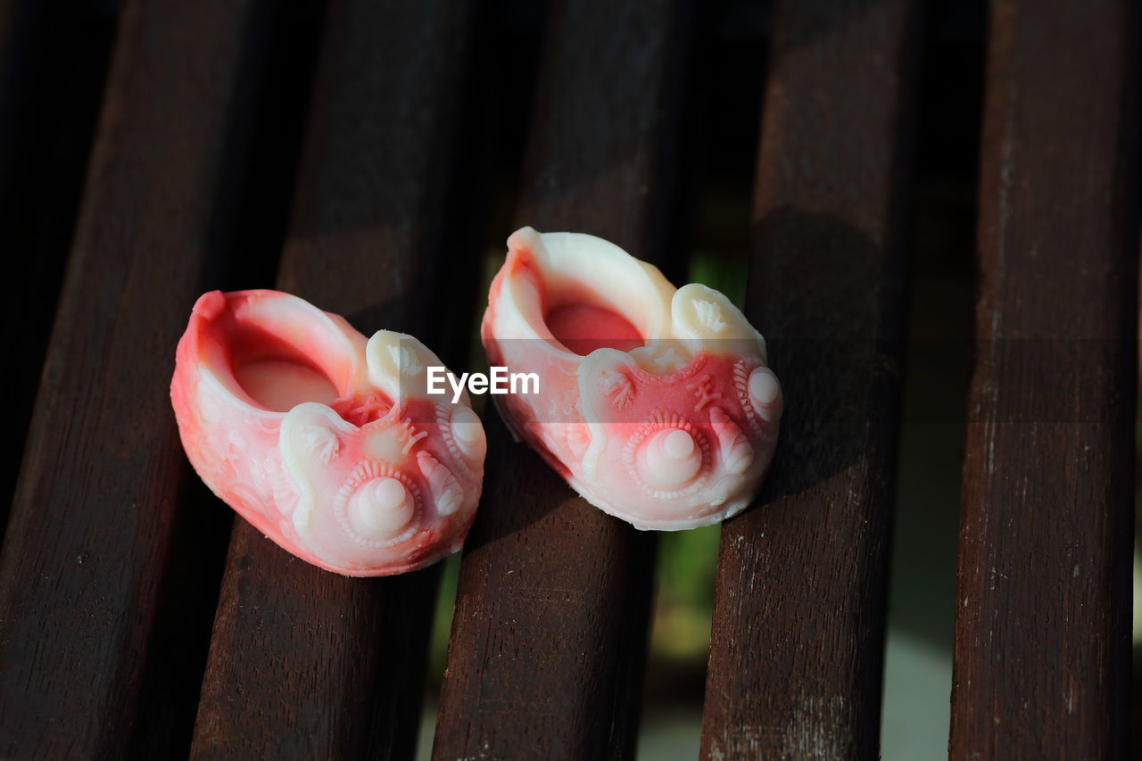 CLOSE-UP OF HEART SHAPE MADE OF PINK FLOWER