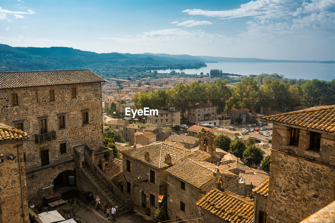 HIGH ANGLE VIEW OF TOWNSCAPE BY SEA