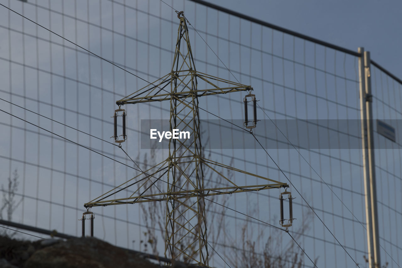 Energy supply with a 380 kv power line and power pole