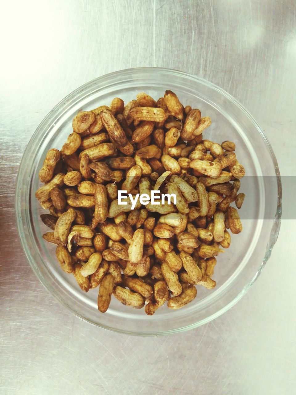 HIGH ANGLE VIEW OF BREAD IN BOWL ON TABLE