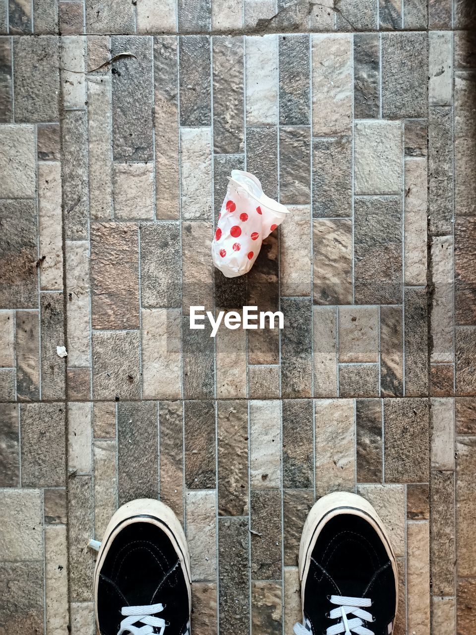 HIGH ANGLE VIEW OF BREAD ON TABLE