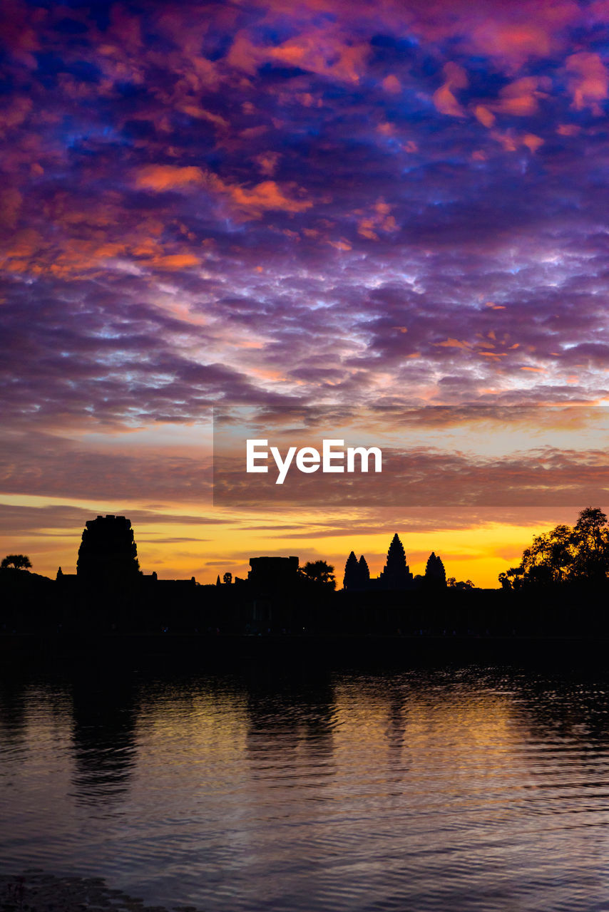 SCENIC VIEW OF LAKE AGAINST ROMANTIC SKY