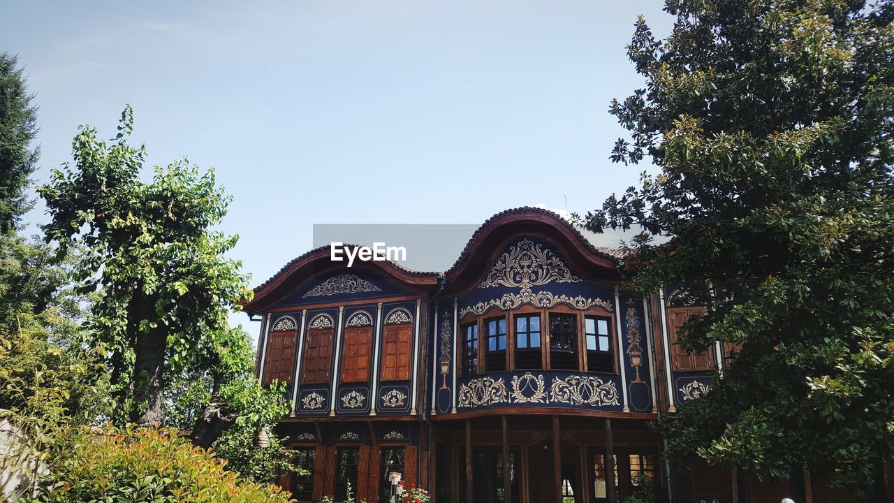 LOW ANGLE VIEW OF BUILDING AGAINST CLEAR SKY