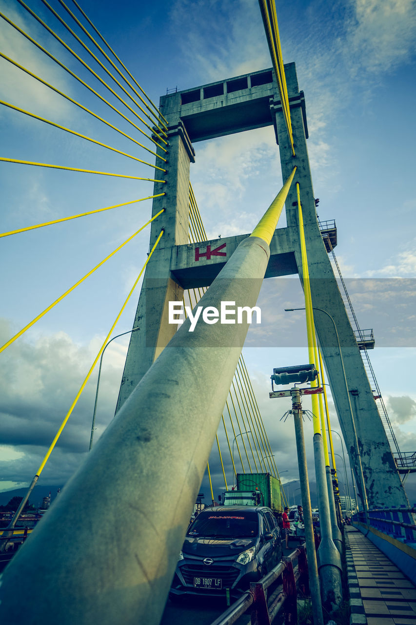 LOW ANGLE VIEW OF CRANES AGAINST SKY