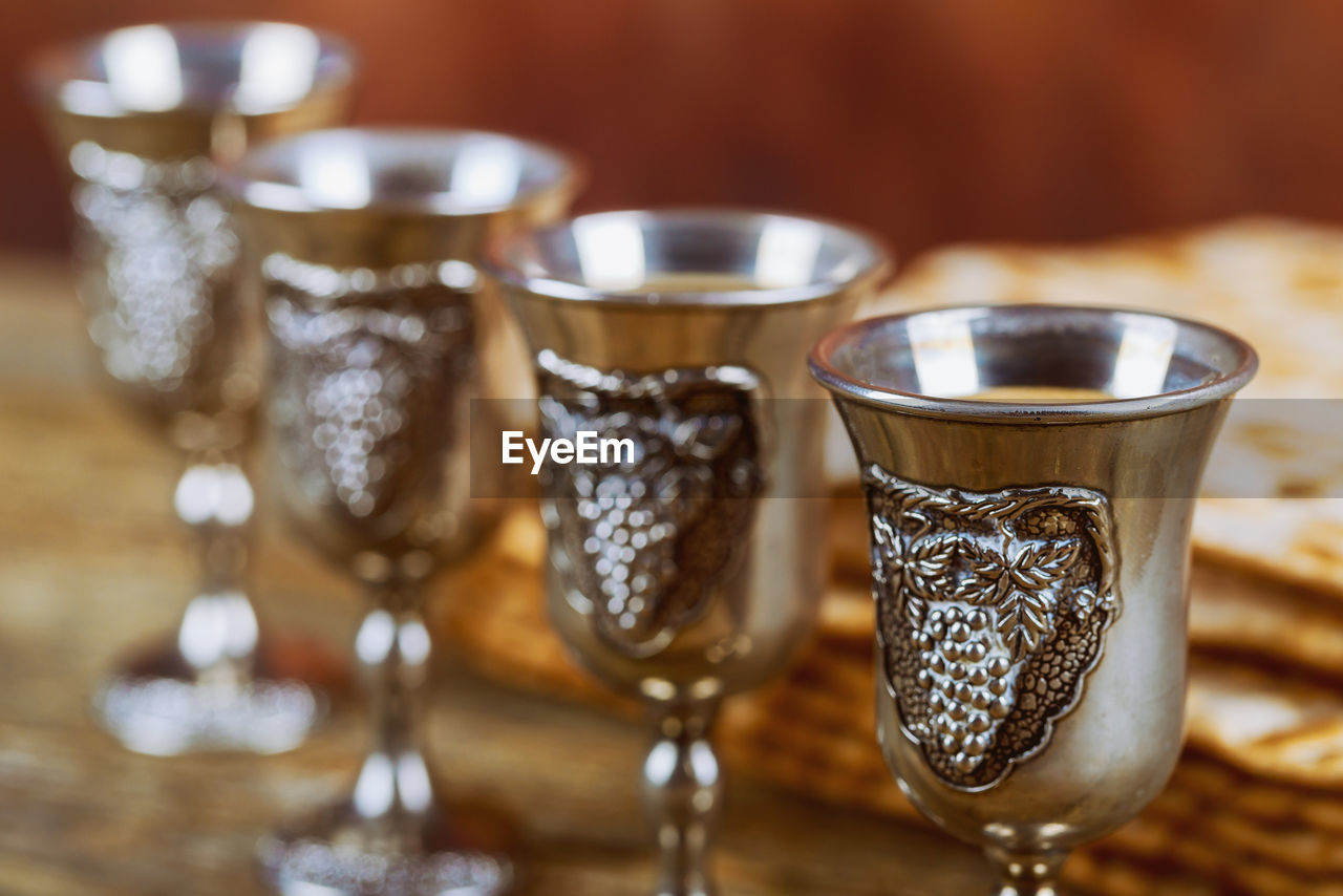 CLOSE-UP OF BEER GLASS WITH COFFEE ON TABLE