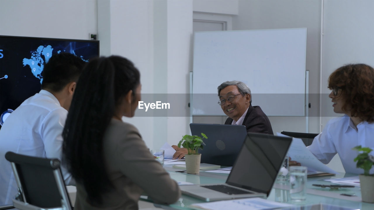 GROUP OF PEOPLE USING LAPTOP