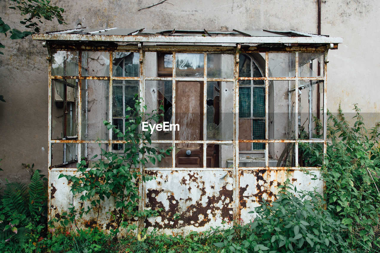 DAMAGED WINDOW OF ABANDONED BUILDING