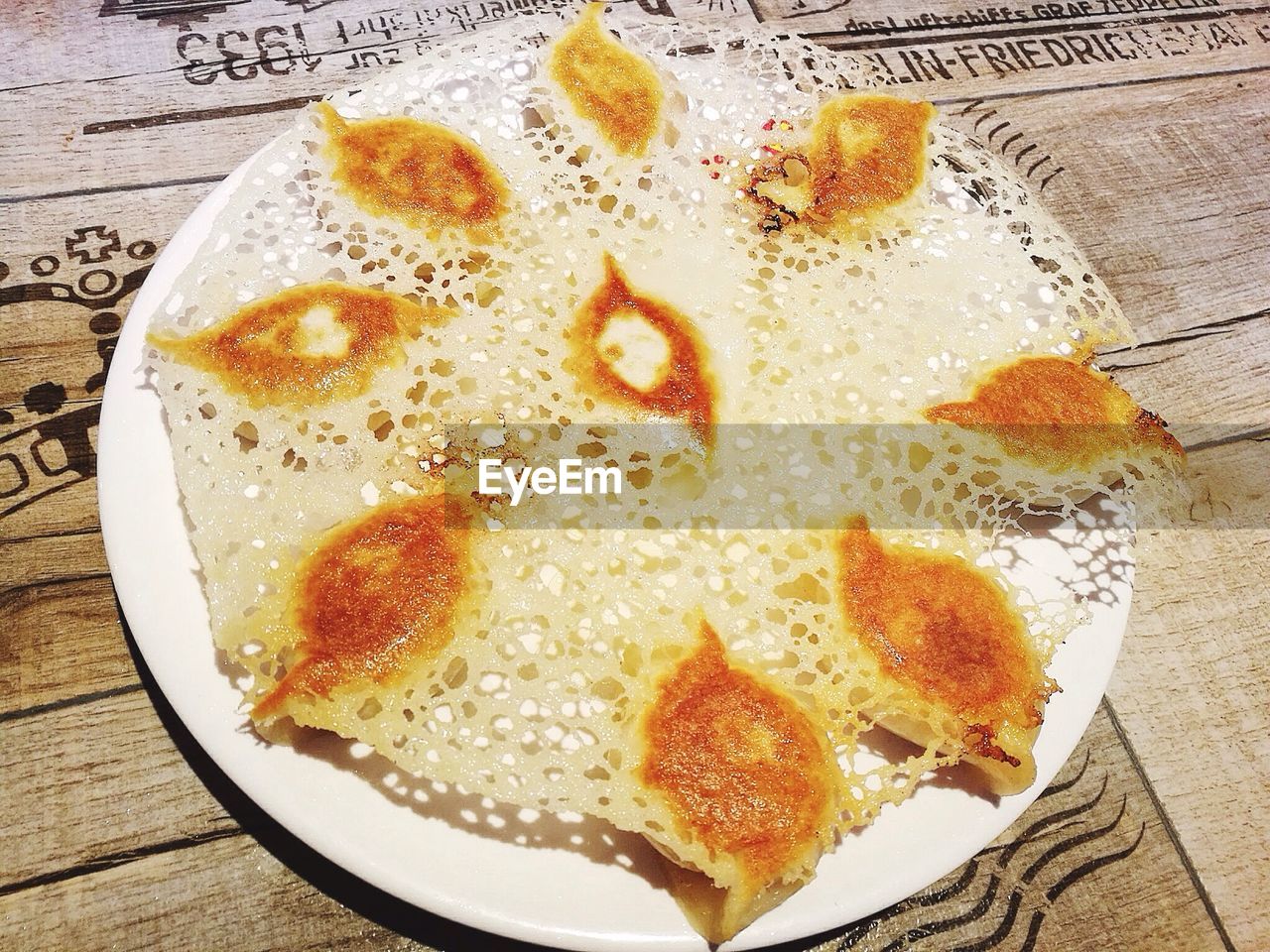 HIGH ANGLE VIEW OF BREAD ON TABLE