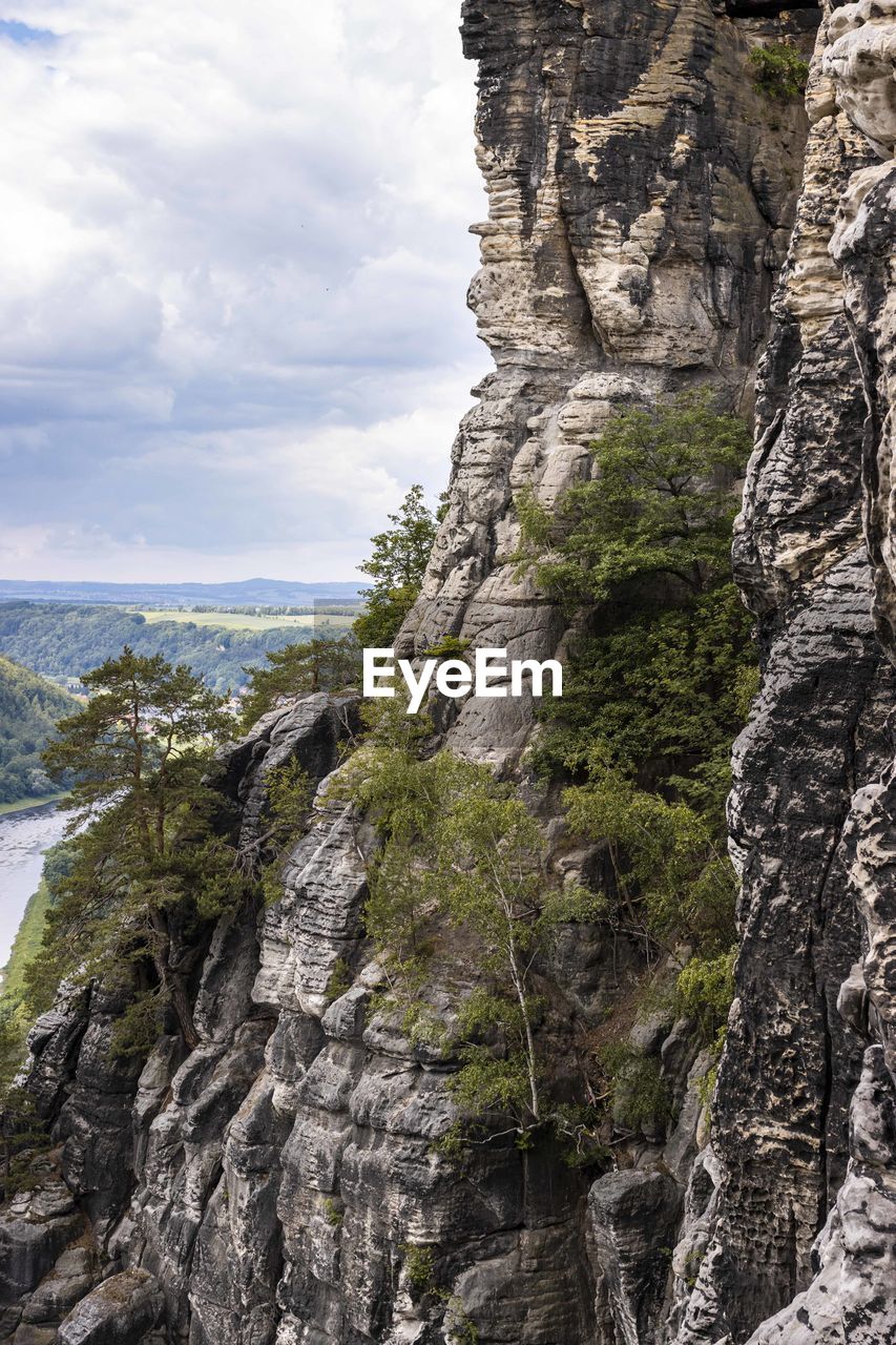 LOW ANGLE VIEW OF ROCK FORMATION ON MOUNTAIN AGAINST SKY