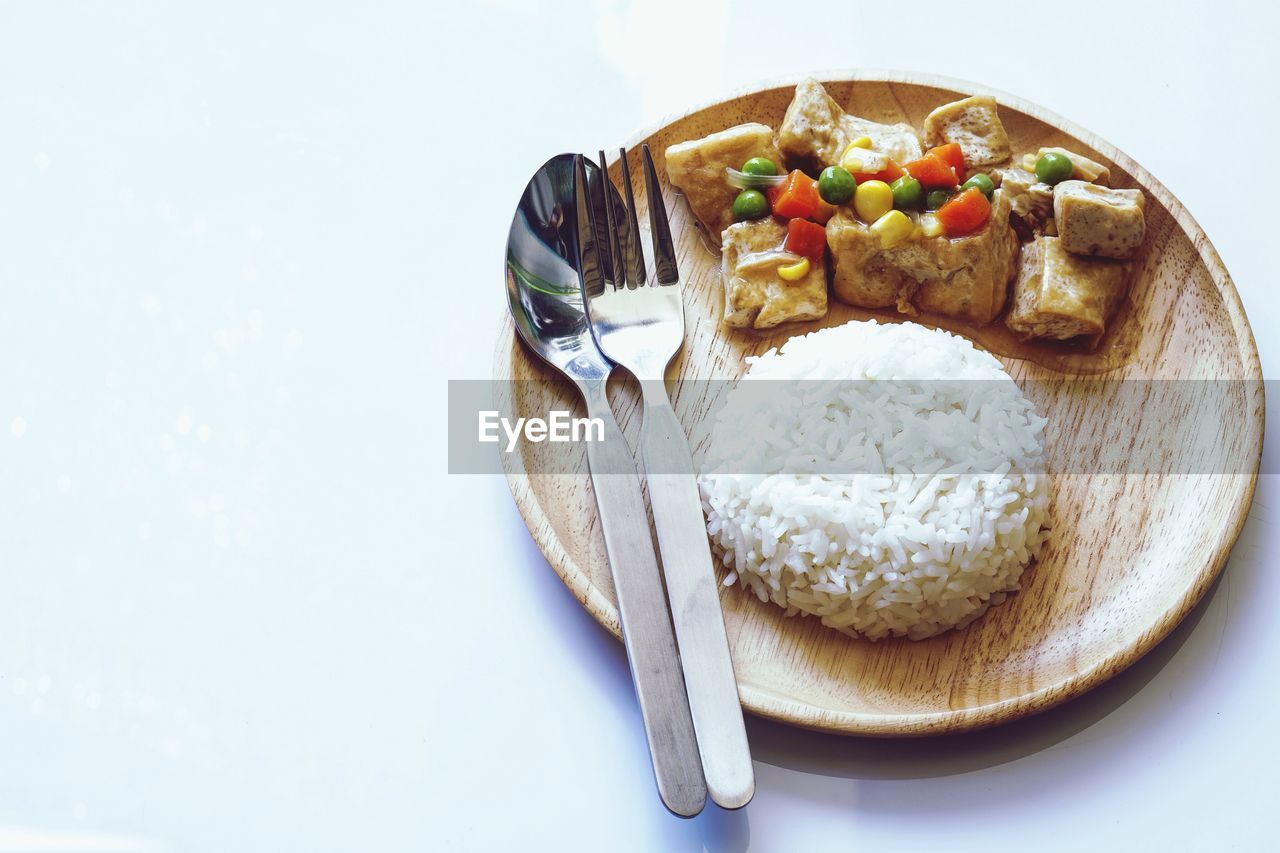 CLOSE-UP OF BREAD IN PLATE WITH FORK