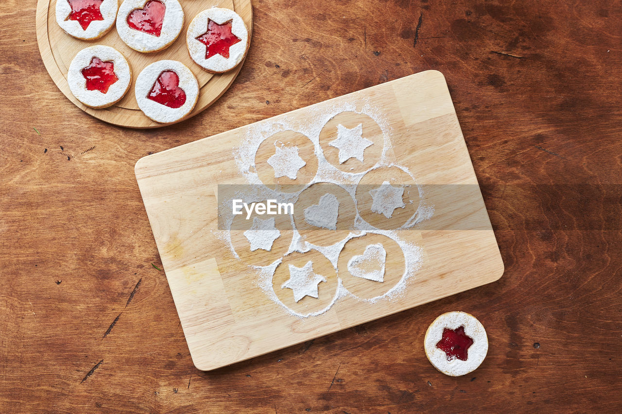 HIGH ANGLE VIEW OF HEART SHAPE ON CUTTING BOARD ON TABLE