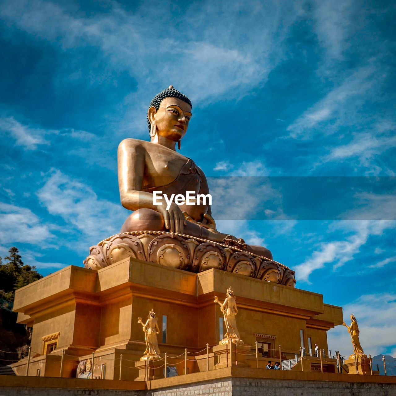 LOW ANGLE VIEW OF STATUES AGAINST SKY