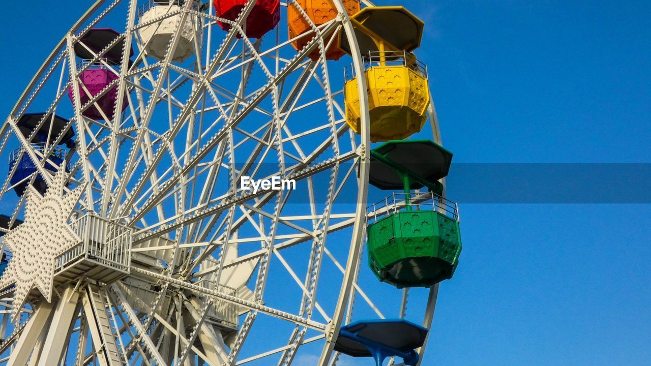 LOW ANGLE VIEW OF FERRIS WHEEL AGAINST CLEAR SKY