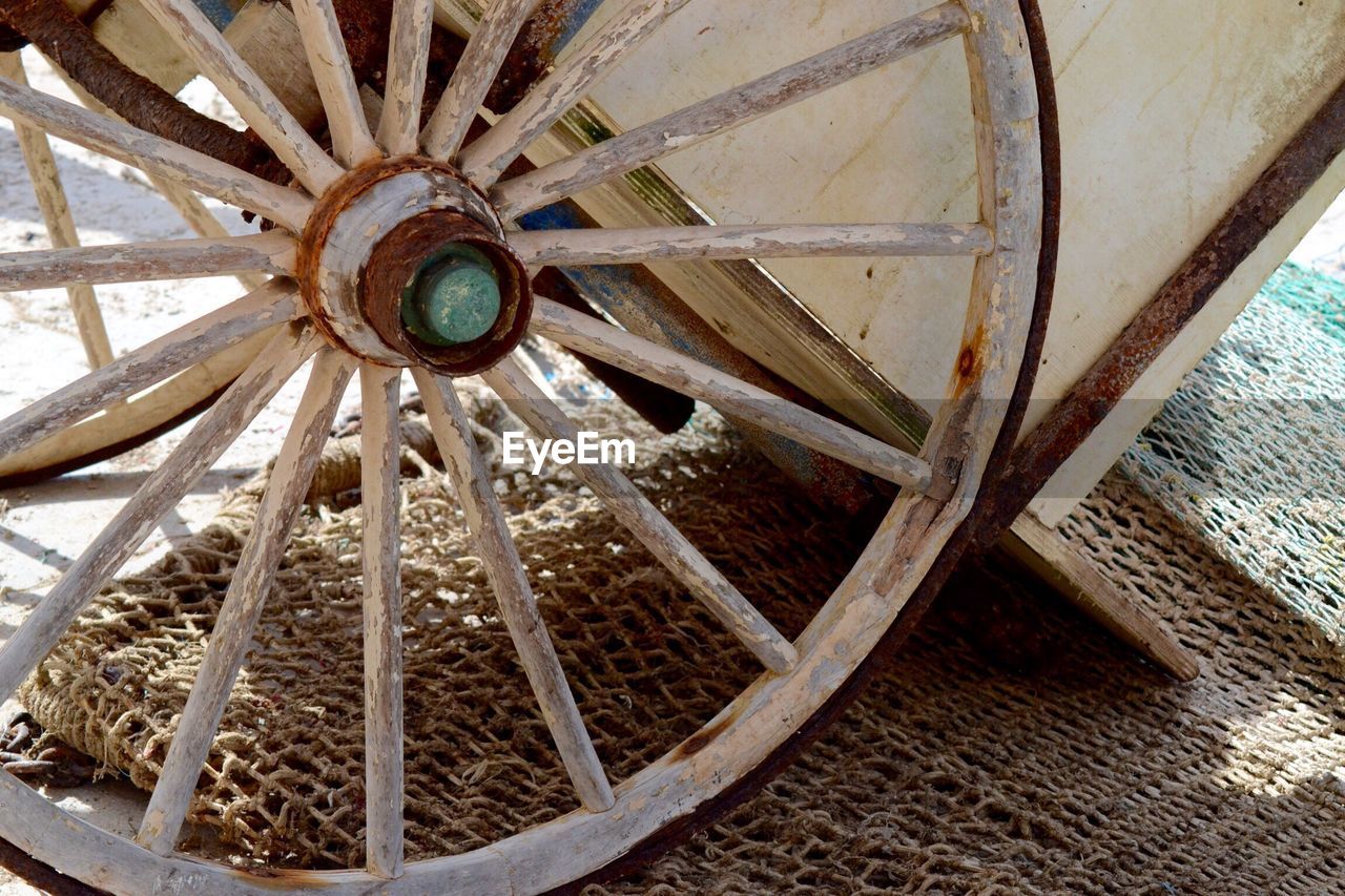 CLOSE-UP OF WHEEL WHEEL