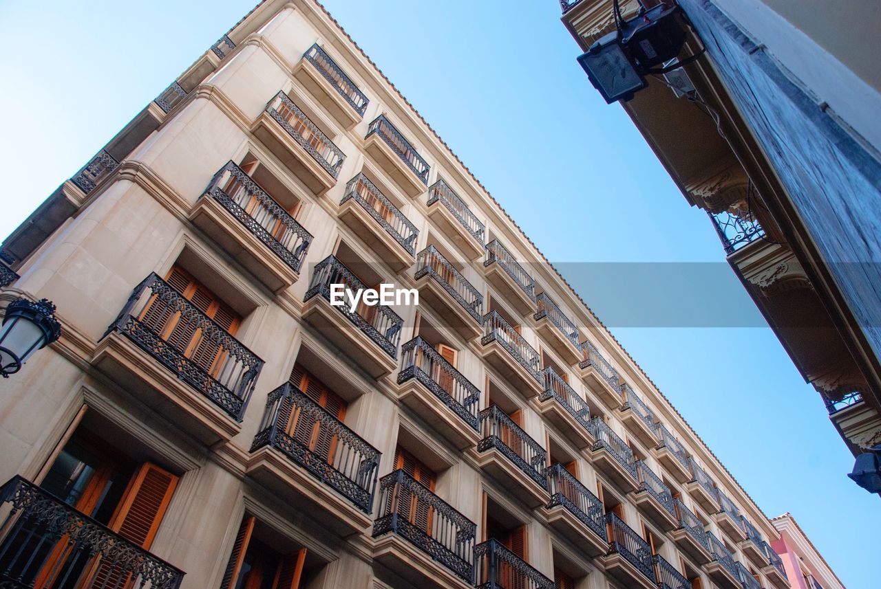 LOW ANGLE VIEW OF BUILDINGS AGAINST CLEAR SKY