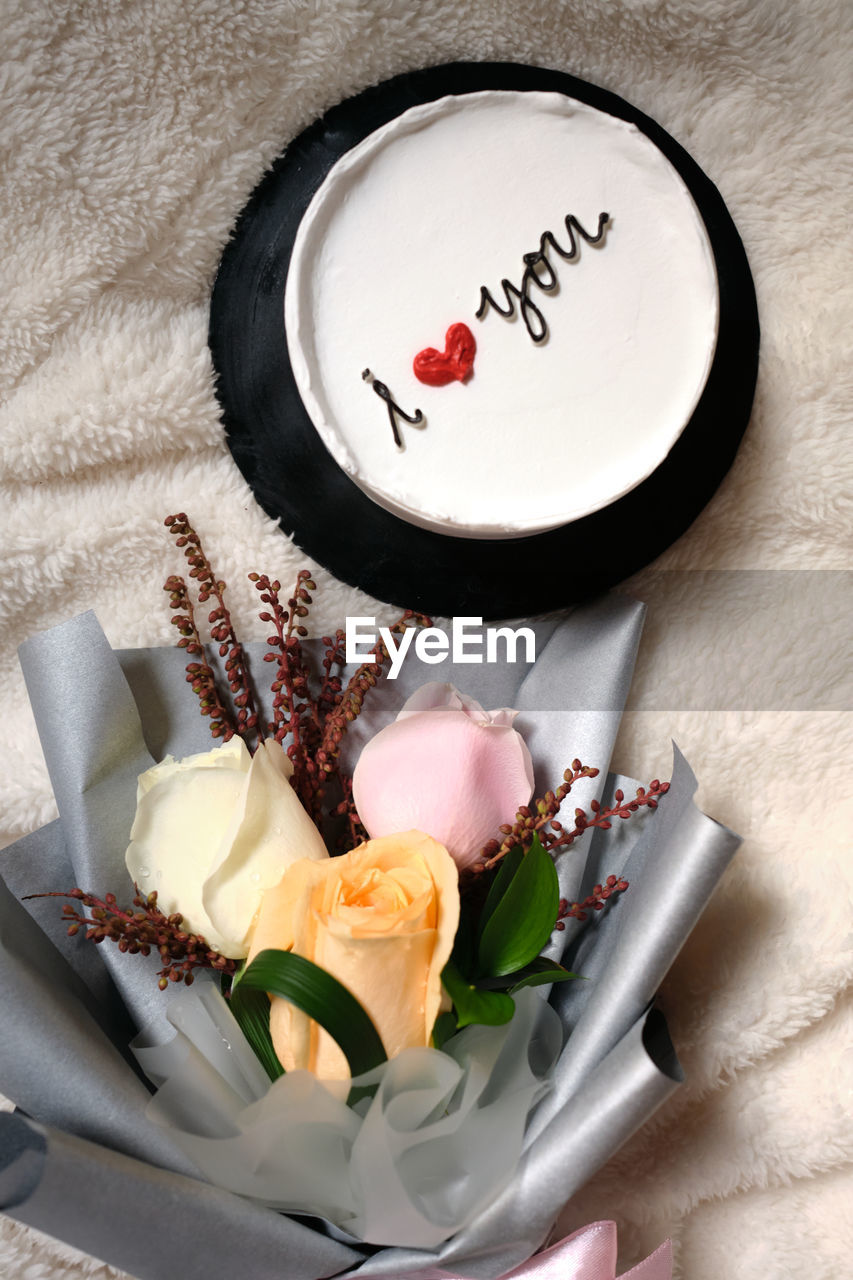 HIGH ANGLE VIEW OF ICE CREAM IN PLATE ON TRAY