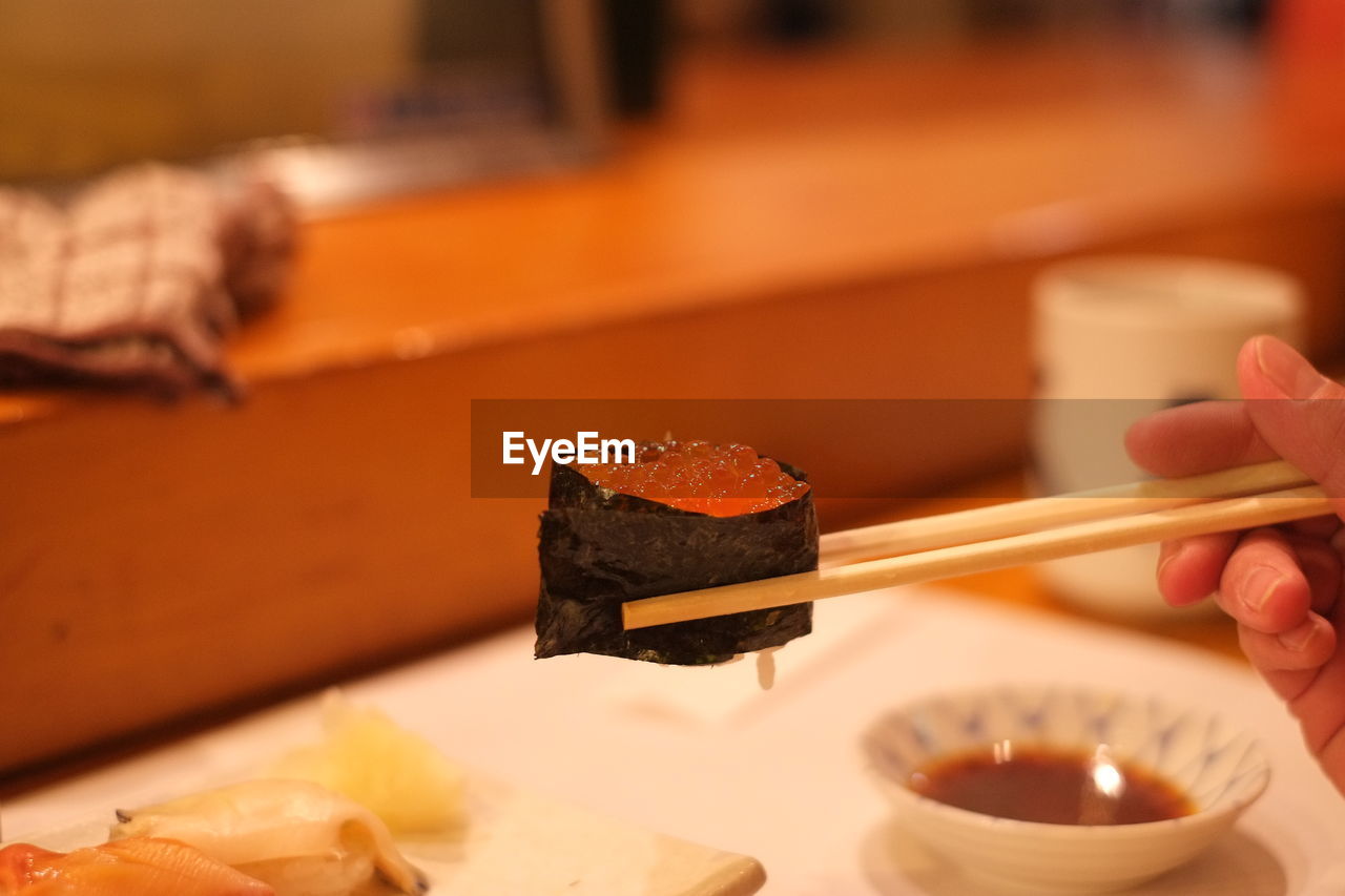 CLOSE-UP OF SUSHI IN TRAY