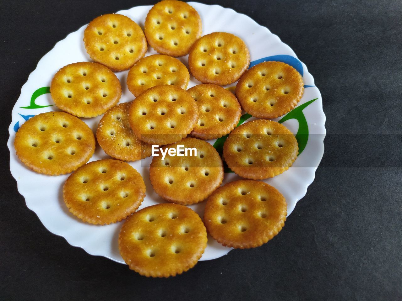 HIGH ANGLE VIEW OF EGGS IN PLATE