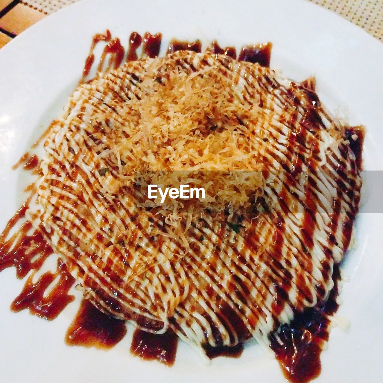 HIGH ANGLE VIEW OF CAKE SERVED IN PLATE