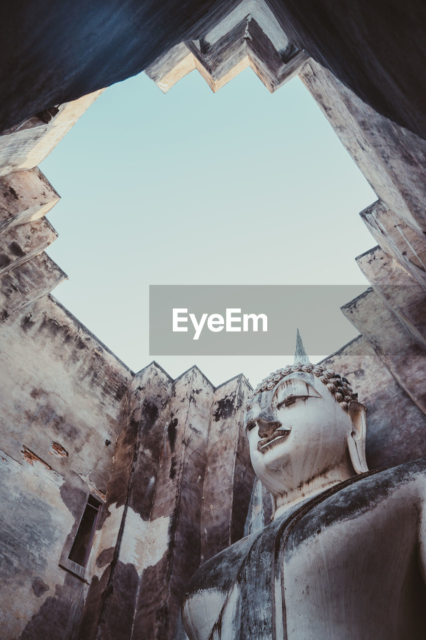 LOW ANGLE VIEW OF OLD TEMPLE AGAINST SKY