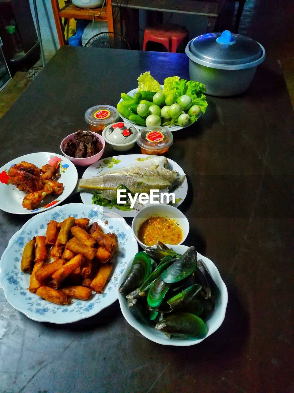 HIGH ANGLE VIEW OF VEGETABLES IN BOWL ON TABLE