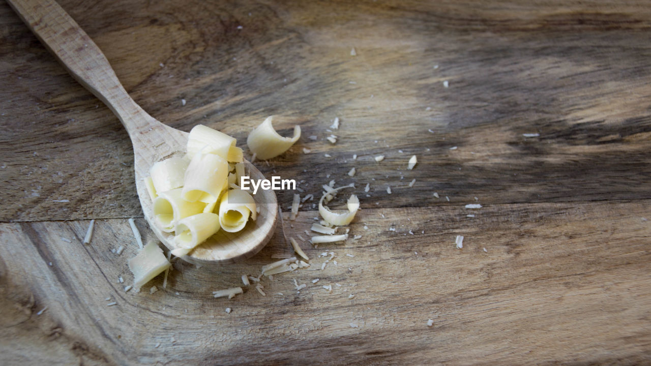 HIGH ANGLE VIEW OF EGGS IN CONTAINER ON TABLE