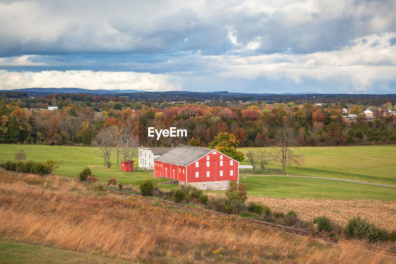 Red mclean barn at oak hill where 1st day of fighting occurred in civil war battle of gettysburg