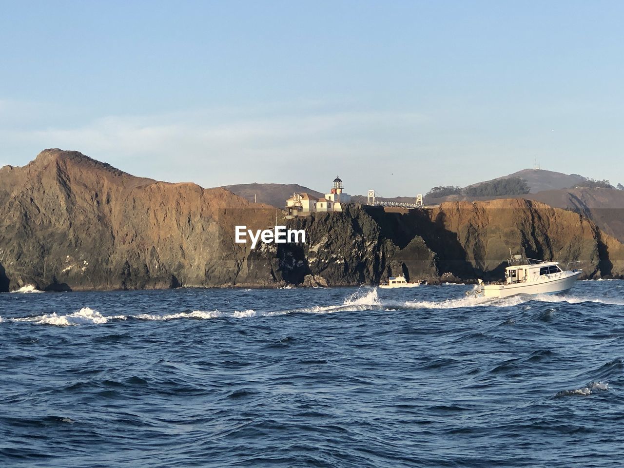 SCENIC VIEW OF SEA BY MOUNTAINS AGAINST SKY