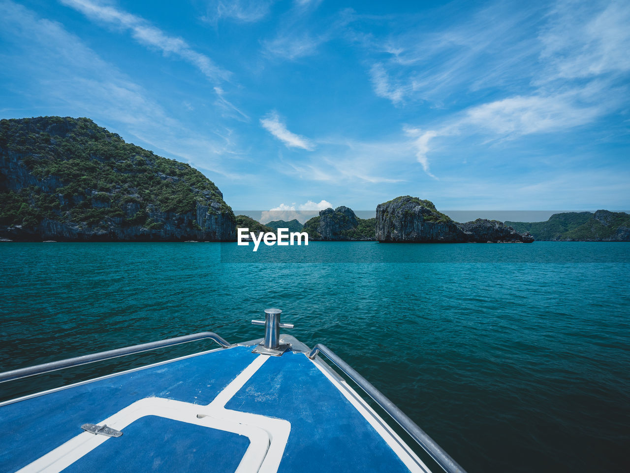 View from speedboat's bow heading to stunning rock formation islands. mu koh ang thong, thailand.