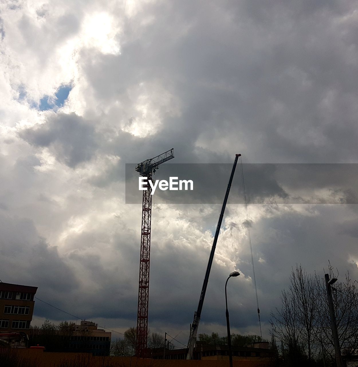 LOW ANGLE VIEW OF ELECTRICITY PYLON AGAINST CLOUDY SKY