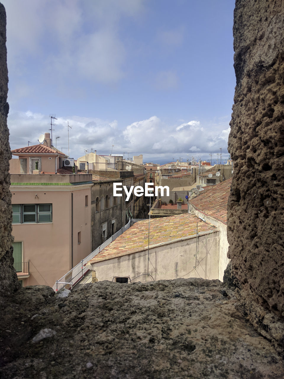 HIGH ANGLE VIEW OF BUILDINGS IN TOWN