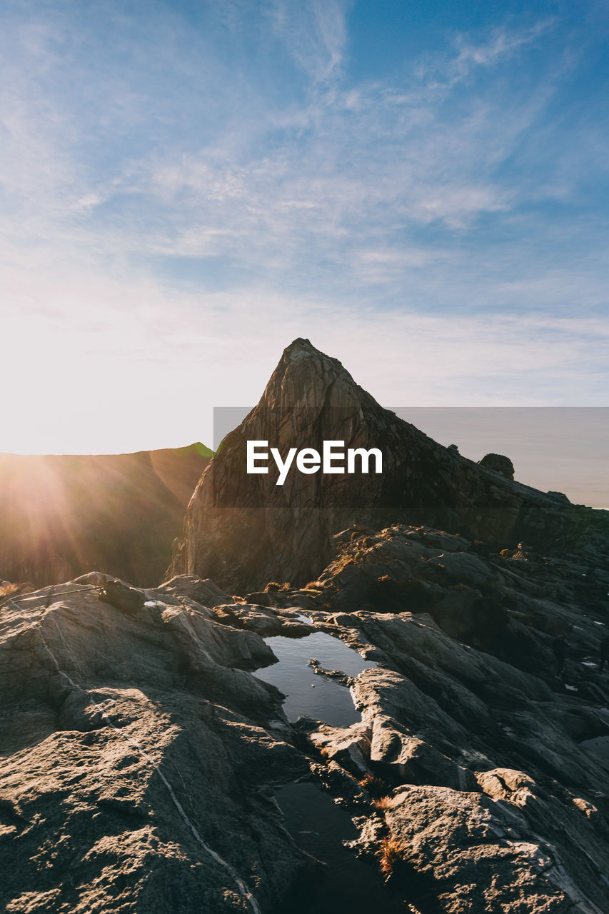 SCENIC VIEW OF SEA BY MOUNTAINS AGAINST SKY