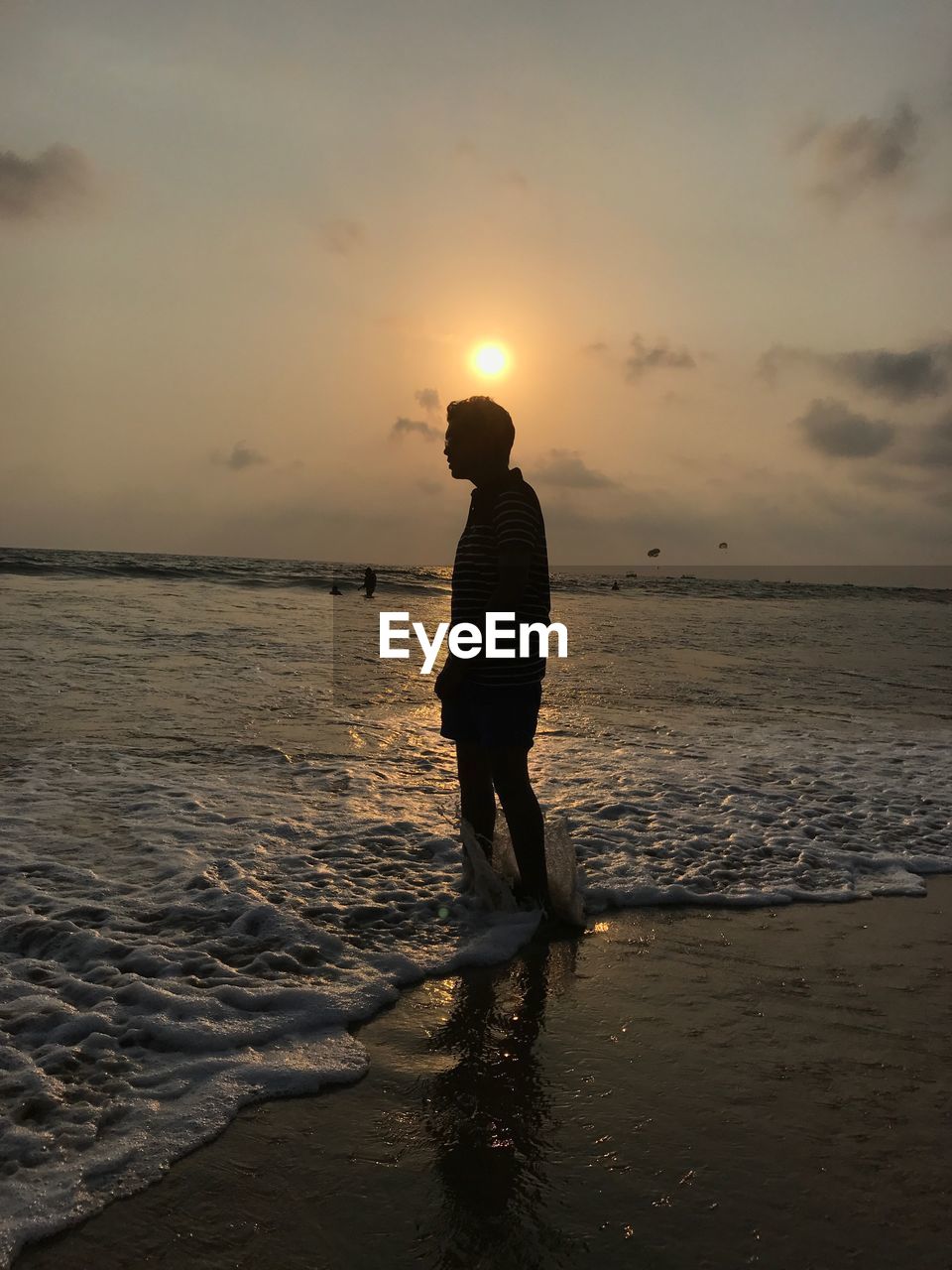 FULL LENGTH OF SILHOUETTE MAN WALKING ON BEACH