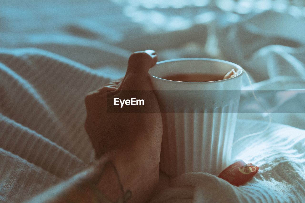 HIGH ANGLE VIEW OF COFFEE CUP ON TABLE