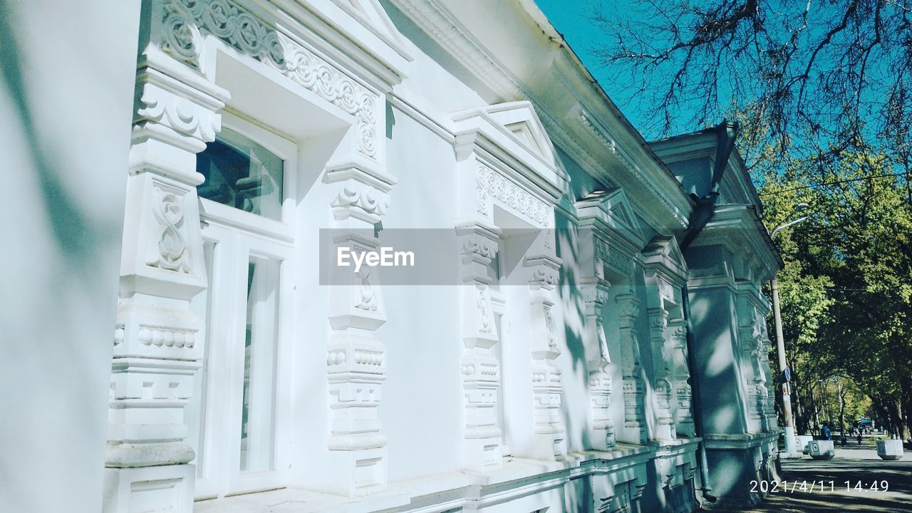 LOW ANGLE VIEW OF WHITE BUILDING AGAINST SKY