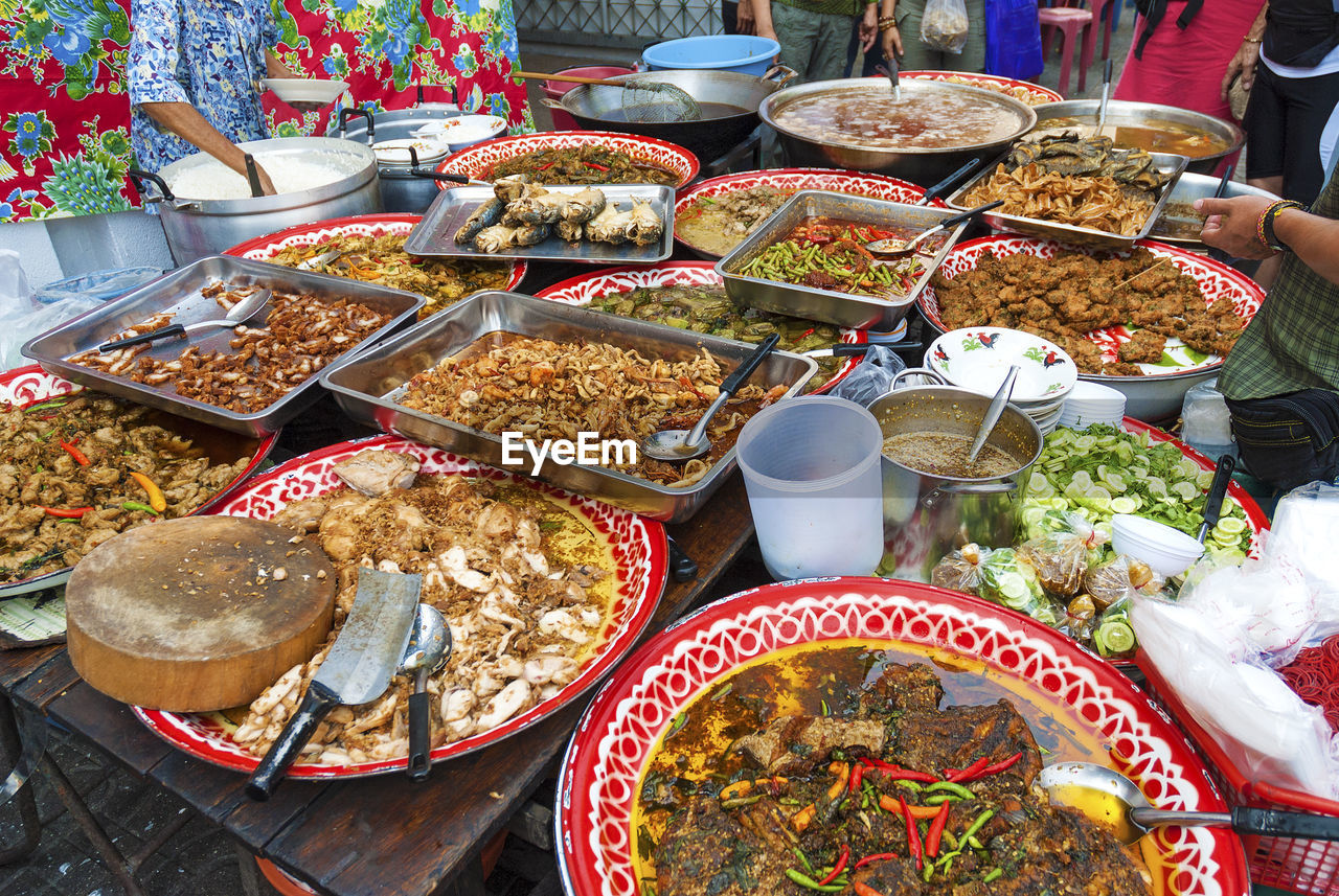 HIGH ANGLE VIEW OF VEGETABLES FOR SALE AT MARKET