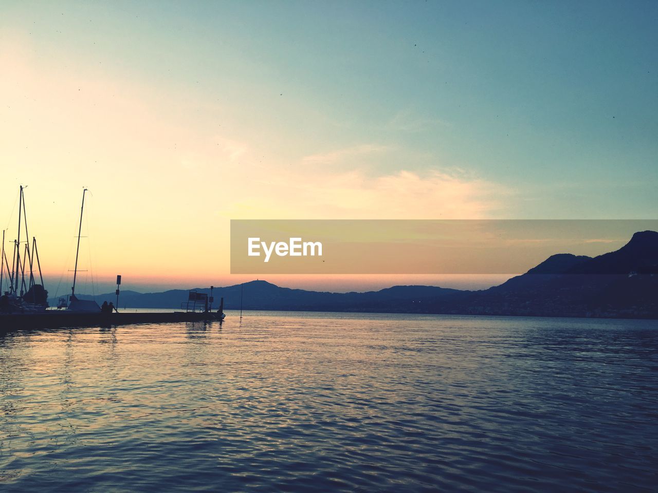 SCENIC VIEW OF SEA AGAINST SKY AT SUNSET