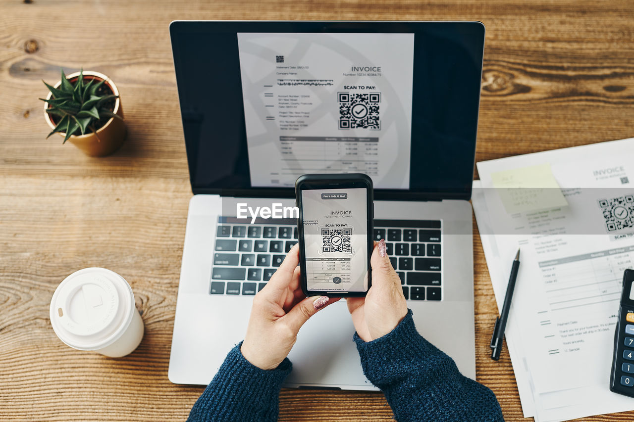 Scanning qr code from invoice to make payment using express payment and smartphone code reader