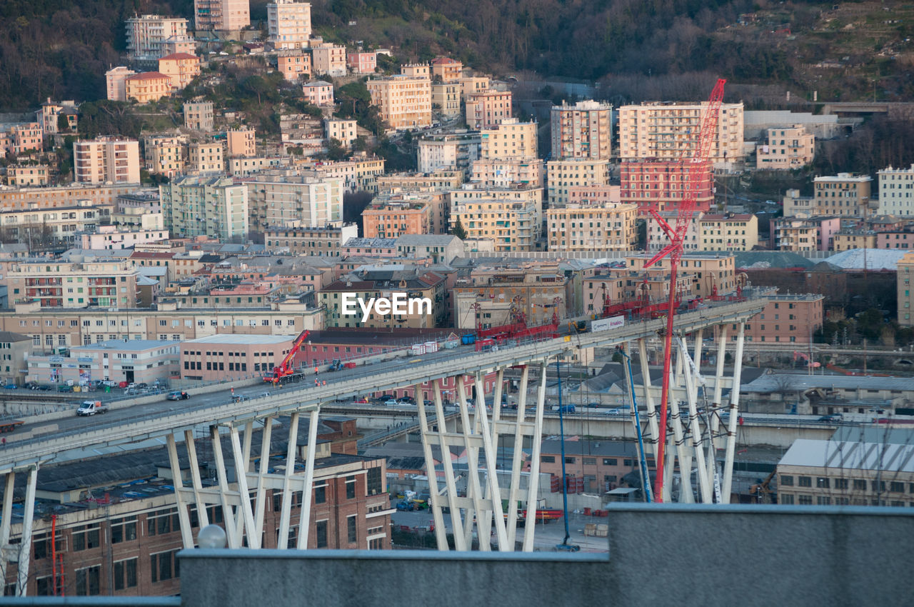 HIGH ANGLE VIEW OF BRIDGE OVER BUILDINGS IN CITY