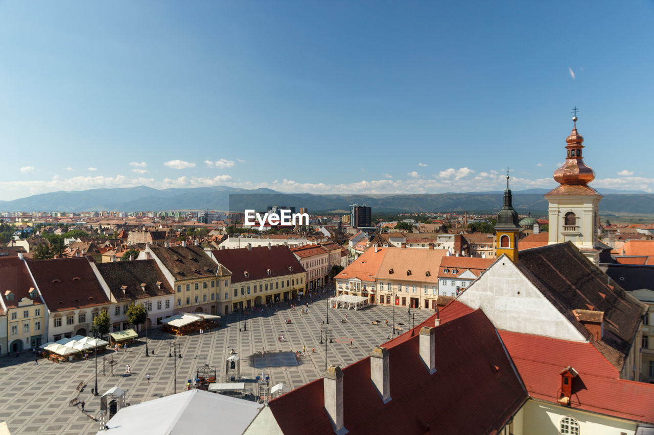 HIGH ANGLE VIEW OF TOWNSCAPE AGAINST SKY