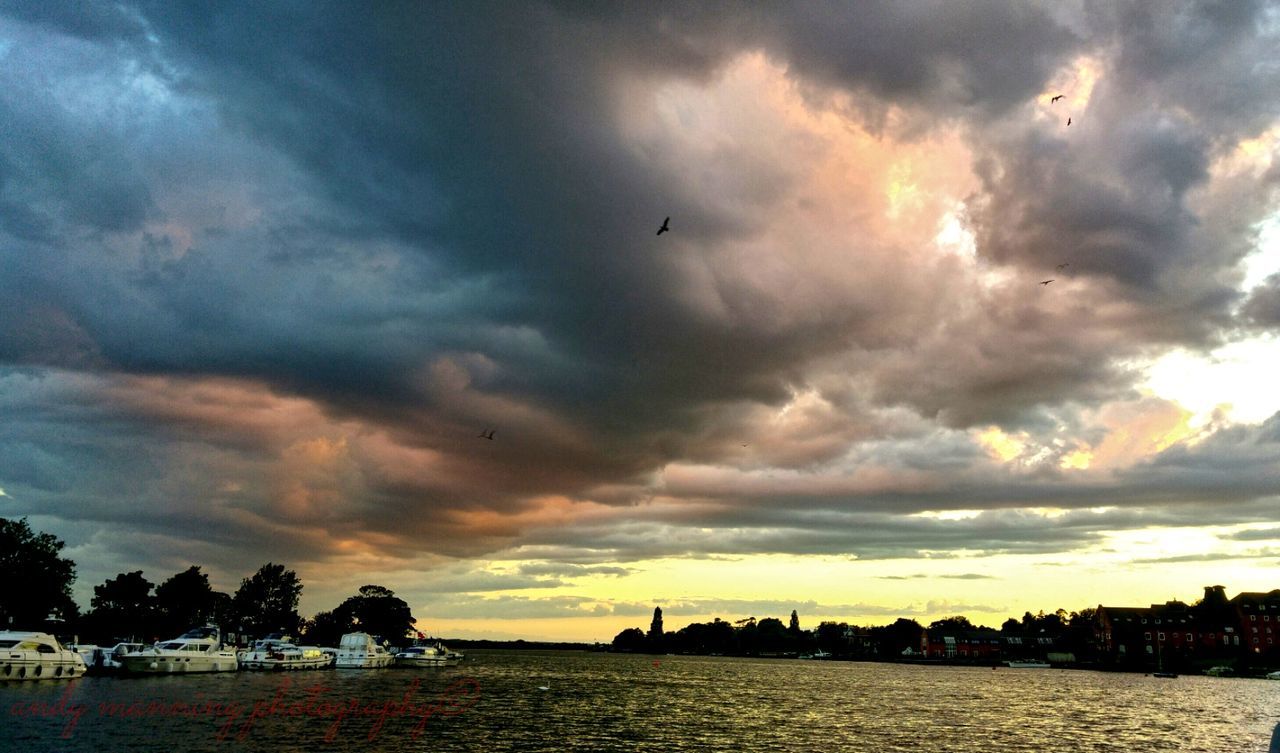 SCENIC VIEW OF SEA AGAINST CLOUDY SKY DURING SUNSET