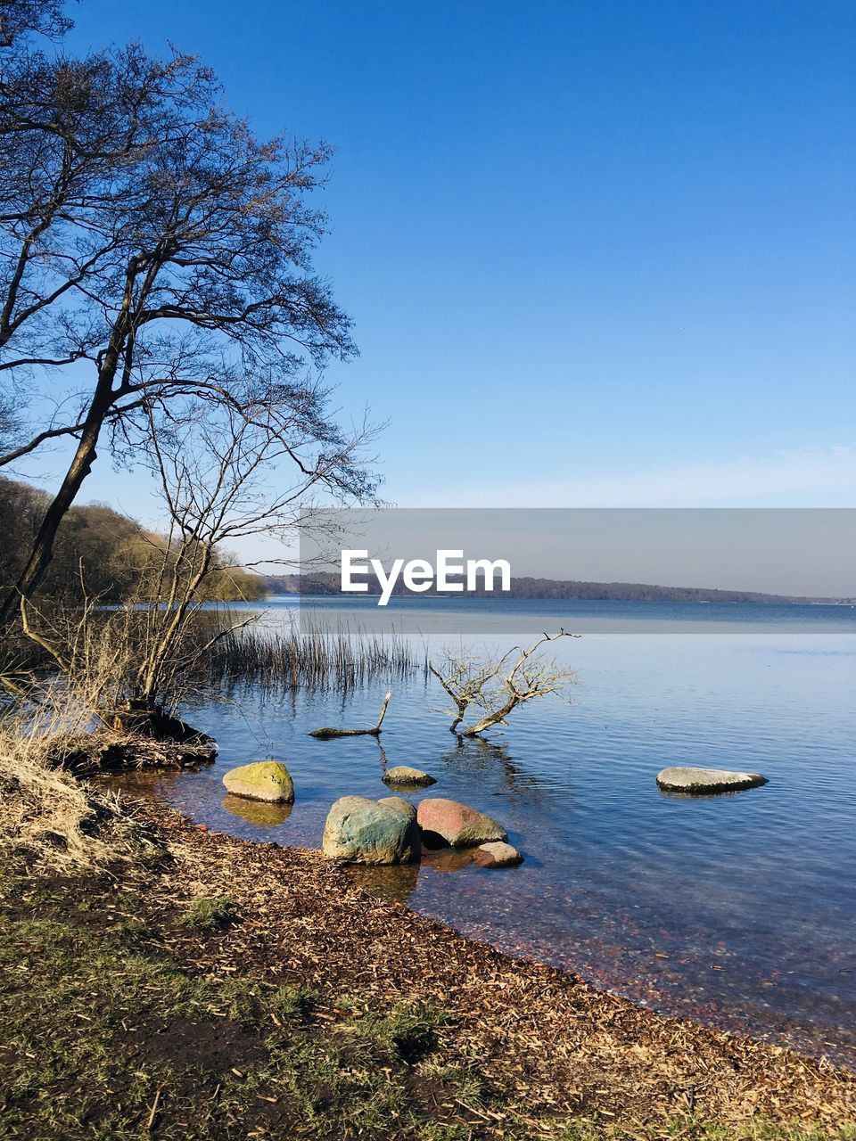 IDYLLIC VIEW OF LAKE AGAINST SKY