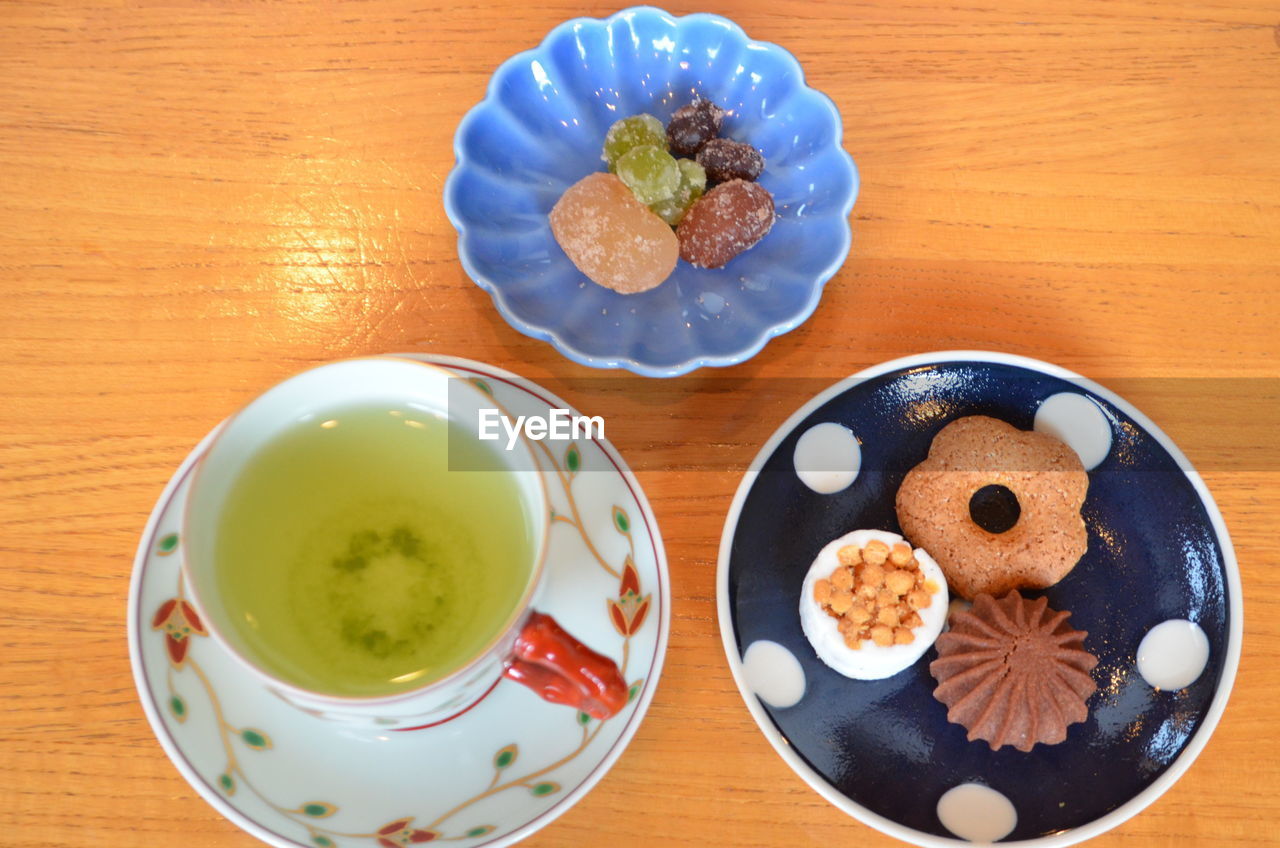 HIGH ANGLE VIEW OF FOOD IN PLATE ON TABLE