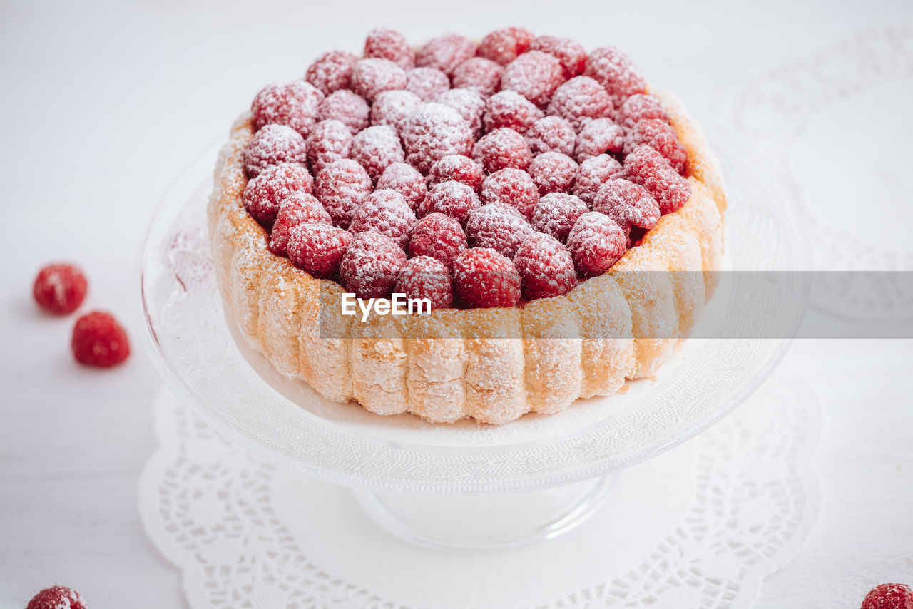 HIGH ANGLE VIEW OF CAKE WITH FRUITS