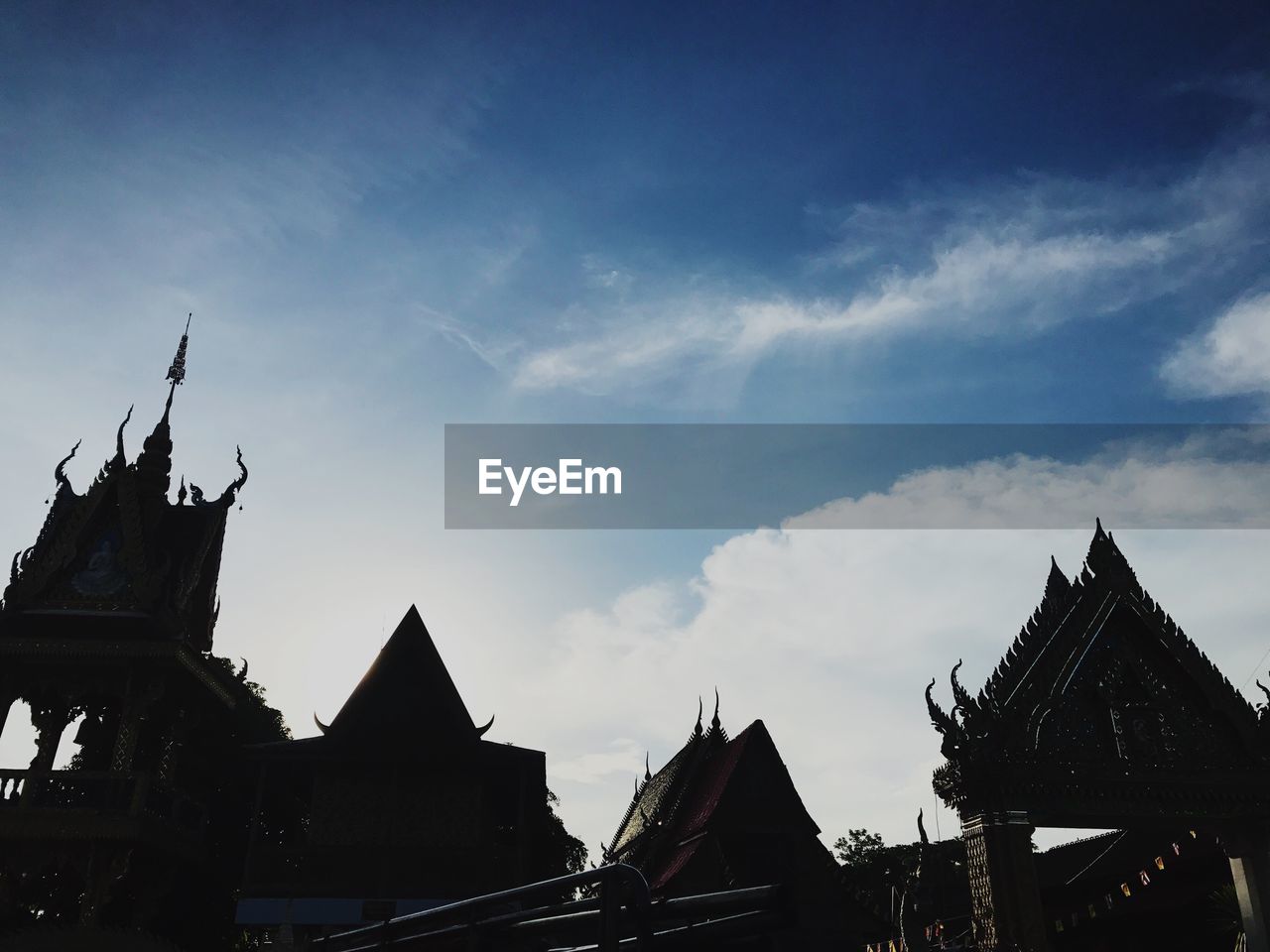 LOW ANGLE VIEW OF STATUE OF SILHOUETTE TEMPLE AGAINST SKY