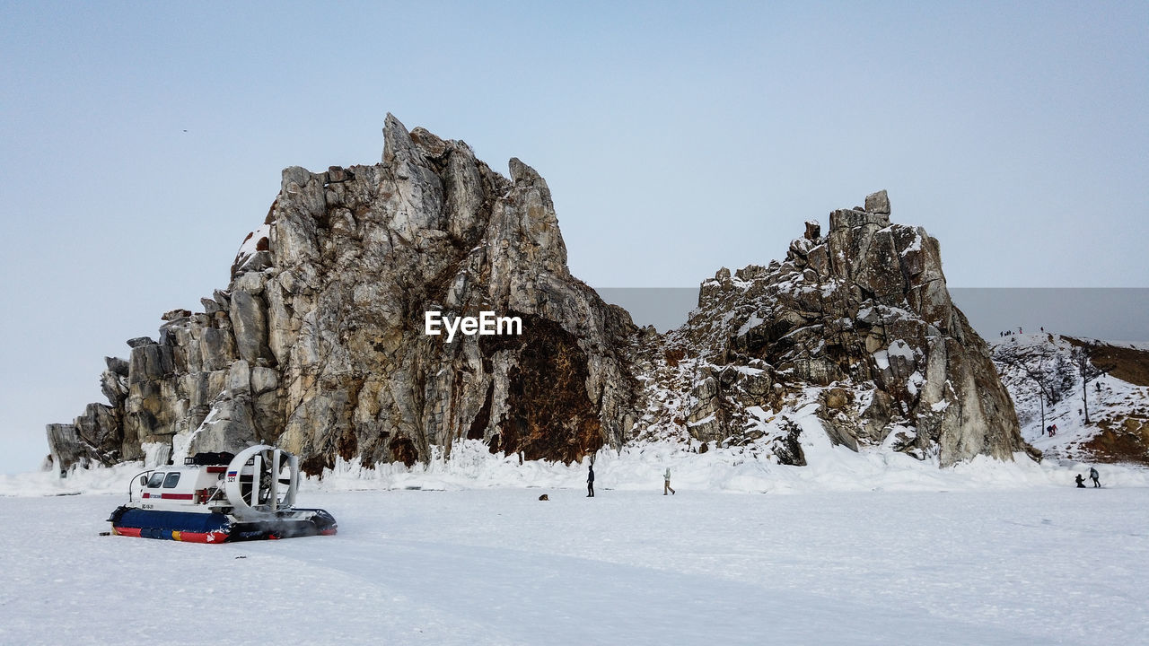 PANORAMIC VIEW OF PEOPLE ON SNOW COVERED LAND