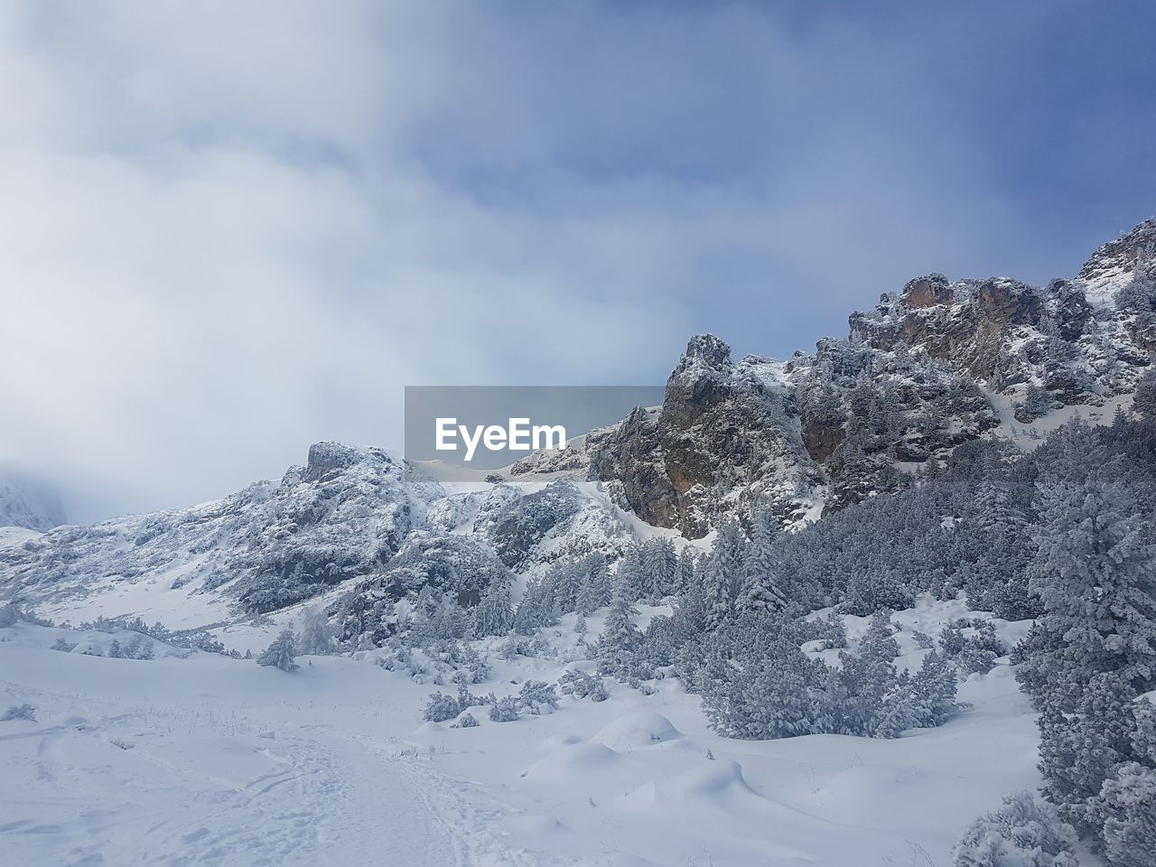 SCENIC VIEW OF SNOW COVERED MOUNTAIN AGAINST SKY